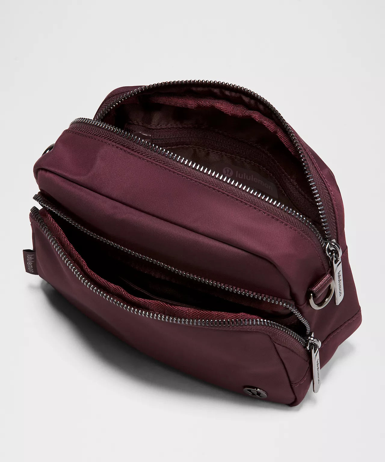 Lululemon Everywhere Crossbody Bag 2L
Metal Hardware