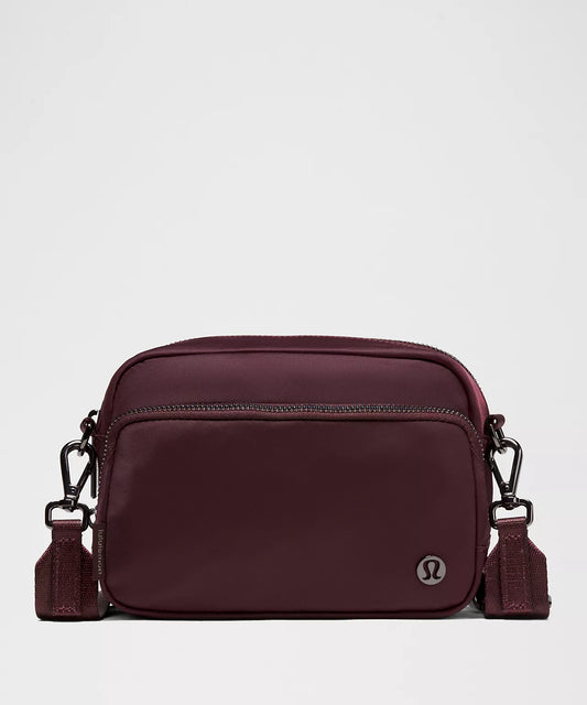Lululemon Everywhere Crossbody Bag 2L
Metal Hardware